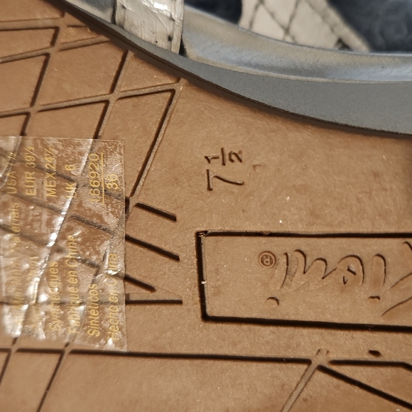 !!CLOSET CLEAR OUT - LAST CHANCE!!Sandals, Sz 7.5, Silver - Picture 9 of 9